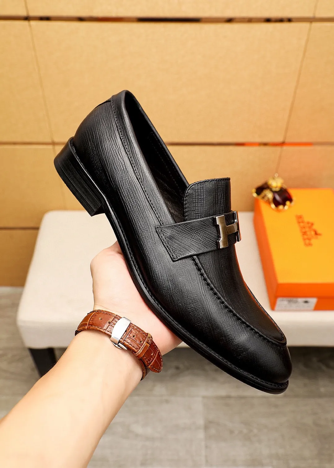 Men's shoes 💰480 💐 Product trademark: HERMES "Hermès" casual leather shoes Regular size: 39-44 (38.45.46🉑️Customized) Product materials: Selected imported first-layer calfskin embossed upper + classic hardware buckle, imported water-dyed cowhide lining. Strong three-dimensional visual effect, combined outsole Color: 1⃣️color optional